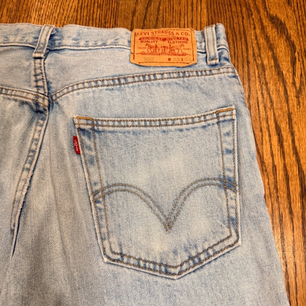 Vintage Levi's 550 Relaxed Fit Tapered Leg Jeans 33x34 Light Wash Blue‎ Denim - Picture 4 of 13
